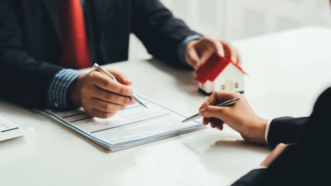 Buying a Home or Insurance, an insurance agent explains the lease agreement to a client before making a contract. Mortgage loan approval home loan and insurance concept. Risiken der privaten Vermietung